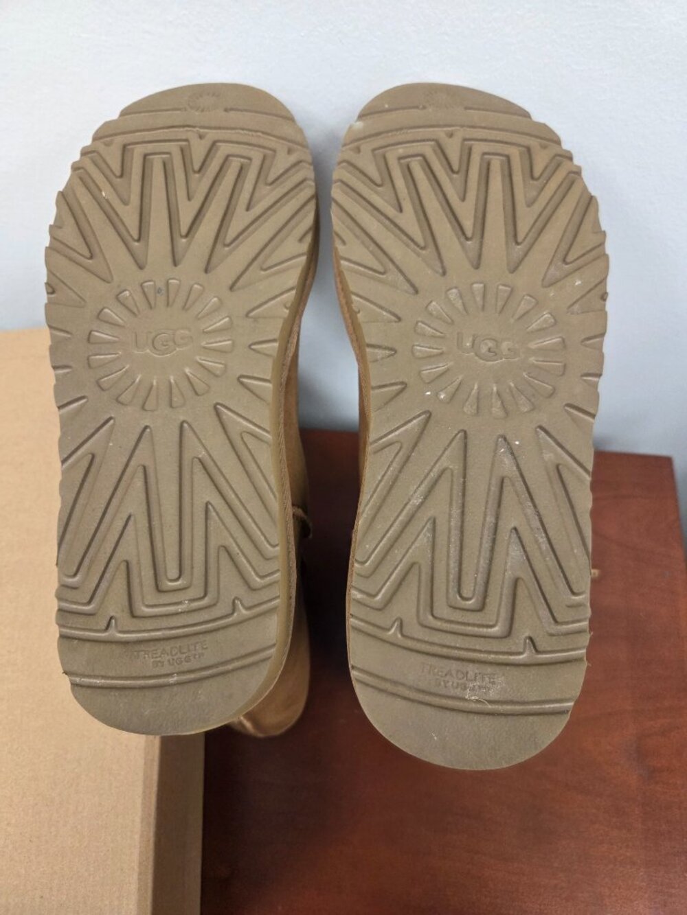 UGG Classic Short II Women's Size 10 New in Box with damage - Picture 5 of 6